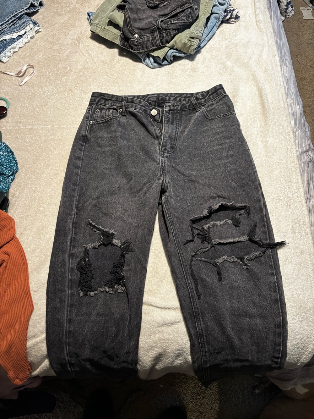 Black Distressed women’s Jeans - Ripped Knee Style